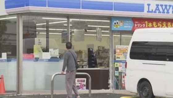 コーヒーマシン等なぎ倒される…コンビニに61歳女性運転の車が突っ込む 前向きに駐車しようとして「踏み間違えた」