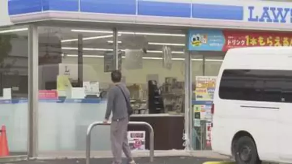 コーヒーマシン等なぎ倒される…コンビニに61歳女性運転の車が突っ込む 前向きに駐車しようとして「踏み間違えた」