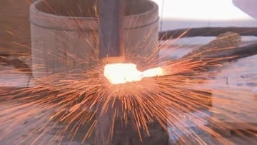 平安時代から続くとされる…岐阜県垂井町の南宮大社で「ふいご祭り」鍛錬式では刀匠が鋼を大槌で叩いて鍛える