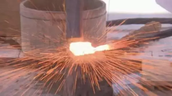 平安時代から続くとされる…岐阜県垂井町の南宮大社で「ふいご祭り」鍛錬式では刀匠が鋼を大槌で叩いて鍛える