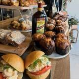 「選べる具材のエッグベネディクトが人気…昼も夜も通いたくなる一社の隠れ家カフェ しっとり寝かせたフレンチトースト」の画像1