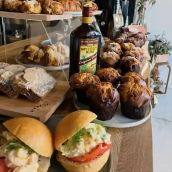 選べる具材のエッグベネディクトが人気…昼も夜も通いたくなる一社の隠れ家カフェ しっとり寝かせたフレンチトースト