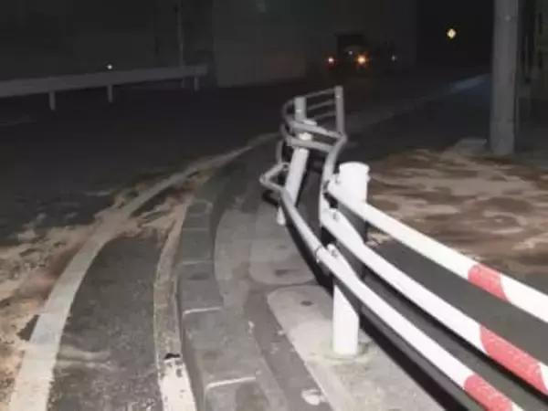 軽ワゴン車と乗用車が衝突 軽の後部座席にいた17歳高校生が車外に投げ出され死亡 双方の助手席にいた同乗者もケガ