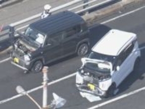 交差点で軽自動車と乗用車が出合い頭に衝突 弾みで計6台が絡む事故に 50代と40代の女性がケガして搬送