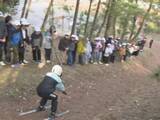 「60年以上続く伝統行事…小学校横の斜面で「落ち葉スキー」松の枯れ葉が敷き詰められ子供達が初滑りを楽しむ」の画像1
