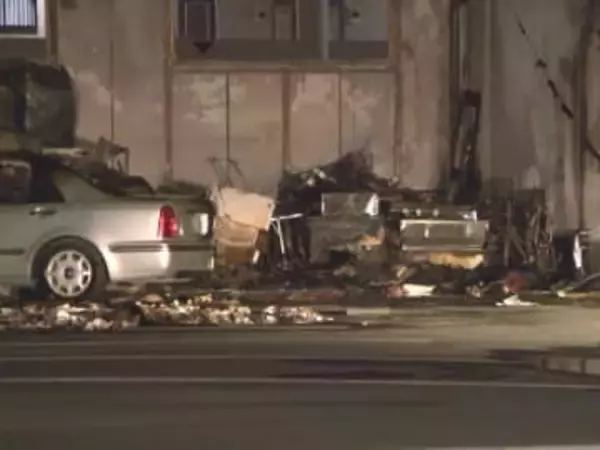 火の気なく放火の可能性も…未明の銭湯駐車場で乗用車や使っていない冷蔵庫など燃える 営業終了後でケガ人なし