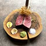 「専属の肉師が選ぶ黒毛和牛と旬果実の一皿…赤身の旨さを極めたステーキと華やかな前菜がそろう大人の肉ビストロ」の画像1