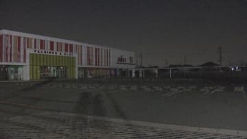 目撃した男性がボンネットに…パチンコ店の駐車場で男が車から鞄を盗んで軽自動車で逃走 男性が振り落とされケガ