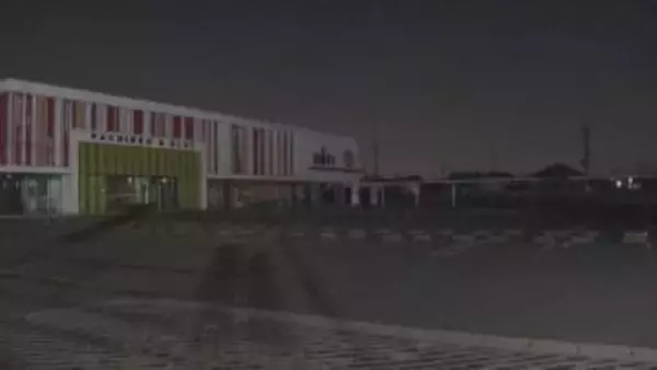 目撃した男性がボンネットに…パチンコ店の駐車場で男が車から鞄を盗んで軽自動車で逃走 男性が振り落とされケガ