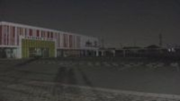 目撃した男性がボンネットに…パチンコ店の駐車場で男が車から鞄を盗んで軽自動車で逃走 男性が振り落とされケガ