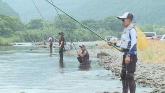 約9mある竿を巧みに…アユの友釣り大会 21歳から81歳までの91人が参加 三重県大紀町の大内山川