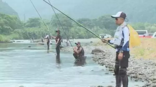約9mある竿を巧みに…アユの友釣り大会 21歳から81歳までの91人が参加 三重県大紀町の大内山川