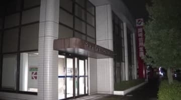 現金引き出した直後に…信用金庫で44歳女性が男に刃物で脅され約10万円入った鞄奪われる 警察が目撃情報に似た男を確保