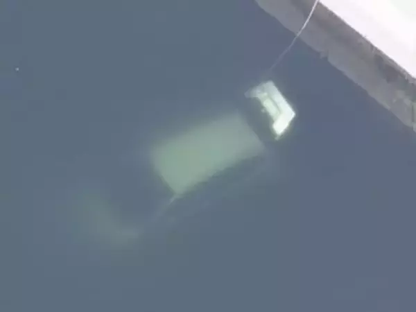 港で車が海に転落 岸壁近くに沈んだ車内から男性1人を救助も意識不明 警察が今後車を引き揚げて原因等調べる方針