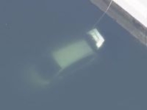 港で車が海に転落 岸壁近くに沈んだ車内から男性1人を救助も意識不明 警察が今後車を引き揚げて原因等調べる方針