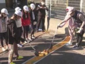 5mは赤 10mは黄色など…尾鷲市の小学生が津波避難の目安となる標高ラインを道路に色づけ “南海トラフ”で最大17m予想