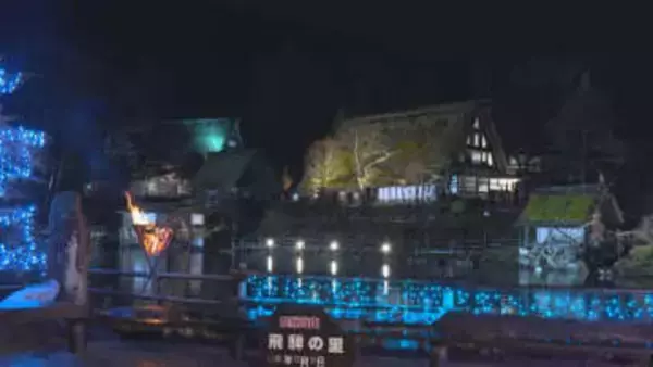 クリスマス限定3000球のイルミネーション…観光施設『飛騨の里』で合掌造りのライトアップ 障子には“サンタ”も