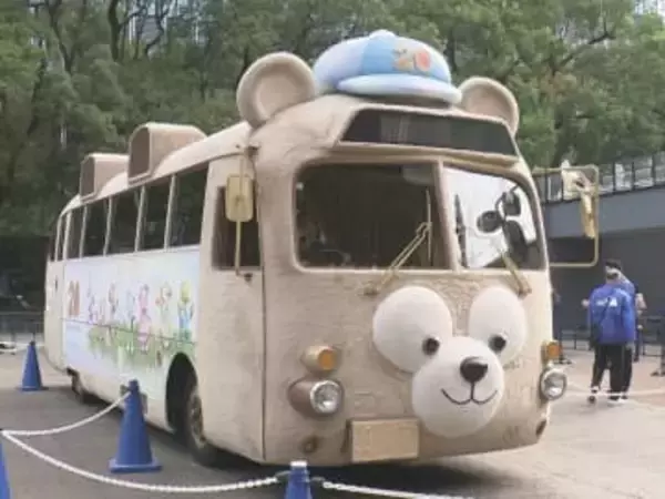 ダッフィーのぬいぐるみ生地でラッピングされたバス展示「なごやエンタメ祭り」のサカエヒロバス会場で24日まで