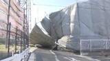 「強風の影響か…工事用の足場が幅数十メートルにわたり崩れ道路をふさぐ JR東海道線で一時運転見合わせも」の画像1
