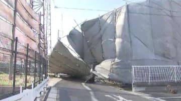 強風の影響か…工事用の足場が幅数十メートルにわたり崩れ道路をふさぐ JR東海道線で一時運転見合わせも