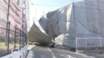 強風の影響か…工事用の足場が幅数十メートルにわたり崩れ道路をふさぐ JR東海道線で一時運転見合わせも