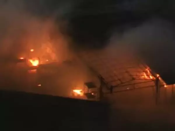 強風の影響で延焼か…愛知県みよし市の会社で火事 倉庫が燃え敷地内の複数の建物にも燃え広がる ケガ人なし