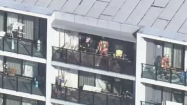 4歳女の子と60代女性が煙吸う…マンションの一室で火事 火元の部屋にいた2人を搬送 命に別条なし