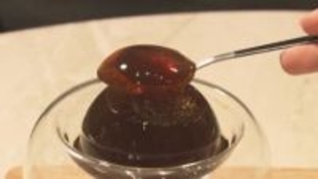 プルプルな見た目も味も新感覚…揺らしたくなる球体スイーツ『コジコジボール』寒天でもゼリーでもないその正体