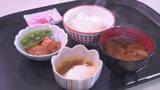 「毎日4種類の小鉢から2品チョイス…三重県津庁舎の食堂で人気の『490円ランチ』安さの秘密は“自社農園”」の画像1