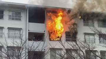 「爆発音がして黒煙が…」5階建ての集合住宅で火事 4階の部屋の焼け跡から性別不明の1人の遺体見つかる