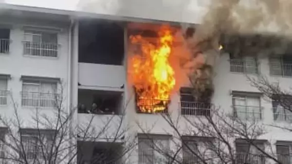 「爆発音がして黒煙が…」5階建ての集合住宅で火事 4階の部屋の焼け跡から性別不明の1人の遺体見つかる