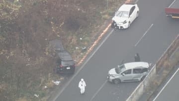 国道で軽がスリップし中央分離帯へ 後続車が立て続けに追突するなど車7台絡む事故に 少なくとも8人を搬送