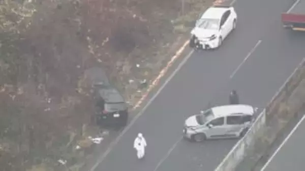 国道で軽がスリップし中央分離帯へ 後続車が立て続けに追突するなど車7台絡む事故に 少なくとも8人を搬送