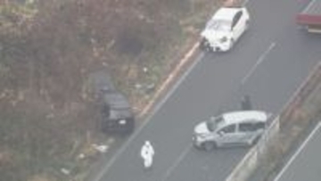 国道で軽がスリップし中央分離帯へ 後続車が立て続けに追突するなど車7台絡む事故に 少なくとも8人を搬送