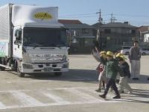 “内輪差”の実演など…小学校で1年生を対象に交通安全教室 トラックの危険性について警察官等から学ぶ