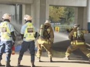 逆走車による事故後を想定…名古屋高速のトンネル内で車両火災に備える訓練 渋滞を回避できるバイク隊も参加