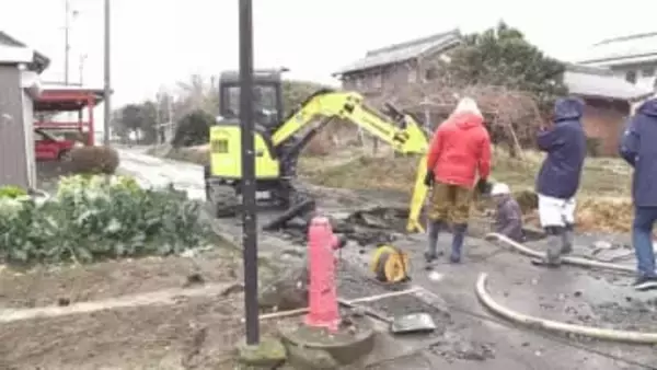 深さ1m超…道路が陥没し走行中のコミュニティバスのタイヤがはまる 付近では住民から「水道管が破裂」と通報