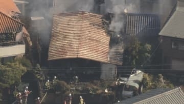 住人の男女3人を救急搬送…愛知県瀬戸市で平屋建ての住宅が燃える火事 火の勢いは収まるも消火活動続く
