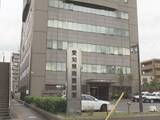 「市営住宅の敷地内にうつ伏せで倒れていた男性が死亡 60歳から80歳位で所持品なし 事故と事件の両面で捜査」の画像1