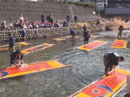 職人たちが水温5度の川へ…岐阜県郡上市で400年以上続く“鯉のぼりの寒ざらし” 冷水で生地に色が定着