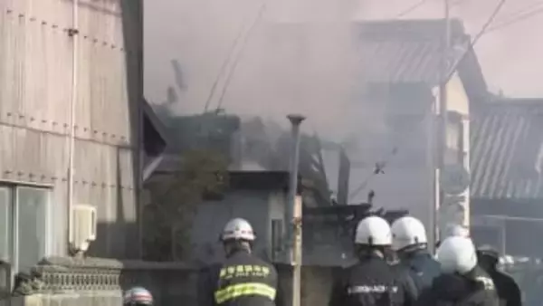 90代女性が死亡か…三重県津市で住宅が燃える火事 年齢・性別不明の1人の遺体見つかる 67歳男性も喉をやけど