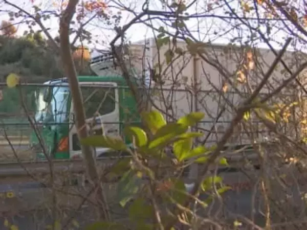 玉突きで衝突か…早朝の東名高速でトラックなど車3台が絡む事故 最初に追突された乗用車の男女2人がケガ