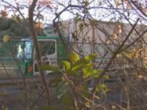 玉突きで衝突か…早朝の東名高速でトラックなど車3台が絡む事故 最初に追突された乗用車の男女2人がケガ