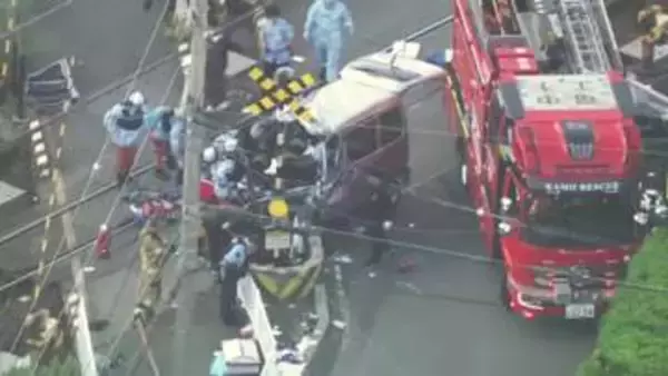 JRの踏切内で軽自動車と普通列車が衝突 車の中にいた73歳女性を搬送も死亡 警報機と遮断機は正常に作動