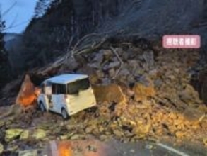 通行止め続く…国道で土砂崩れ 乗り上げた車の運転手が胸の痛みを訴え搬送 のり面の状況確認しつつ撤去の方針