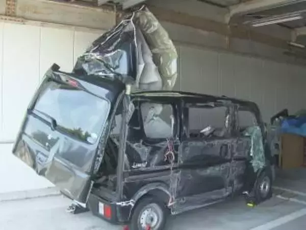 未明の名神高速で軽自動車が大型トラック2台と立て続けに衝突・横転 軽自動車の運転手が死亡 上りの養老JCT付近