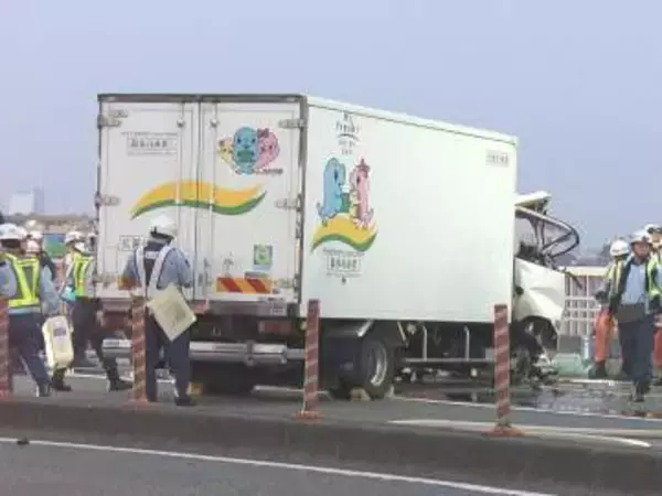 1台が中央分離帯乗り越えたか…未明の国道でトラック同士が正面衝突 それぞれの運転手2人がケガで搬送