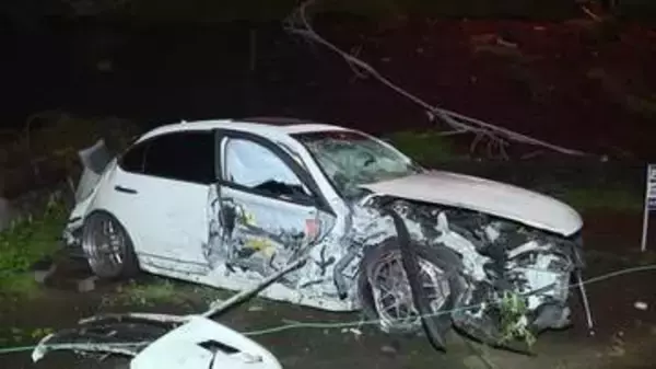 1台はフェンス突き破り下の道路に転落…未明の交差点で乗用車2台が出合い頭に衝突し大破 10代の男女3人を救急搬送