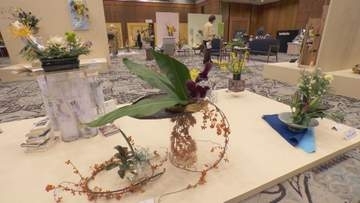 “暮らしに花を”がテーマ…名古屋の生け花流派「石田流」の芸術展 家具メーカーとコラボした作品など約200点展示