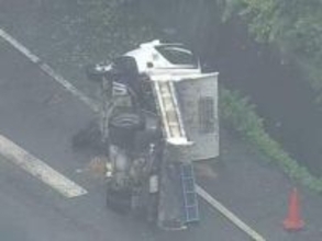 「トラックが上から落ちてきた」と通報…高速結ぶ高架の道路からカーブ曲がり切れず下の国道に落下か 運転手を搬送